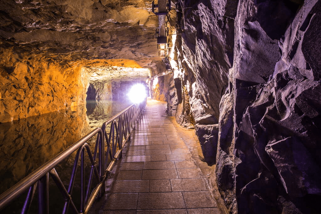 翟山坑道在花崗岩岩壁與鏡面水道間,聽見金門戰地歲月留下的靜默回聲