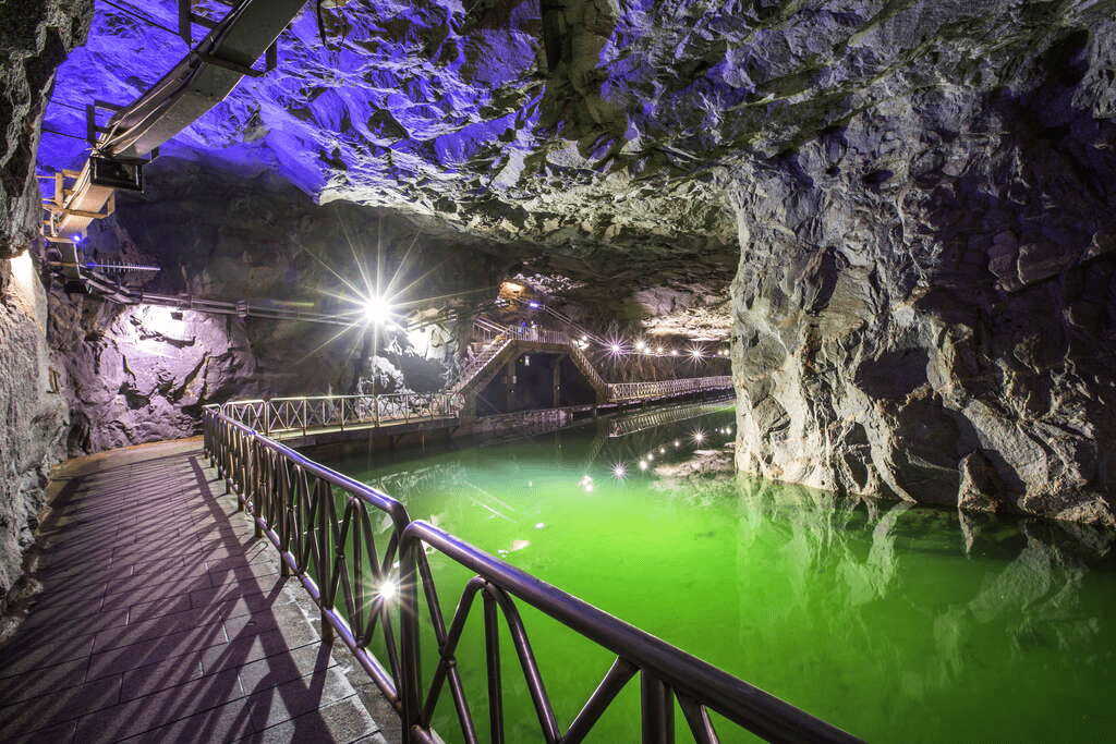 翟山坑道在花崗岩岩壁與鏡面水道間,聽見金門戰地歲月留下的靜默回聲