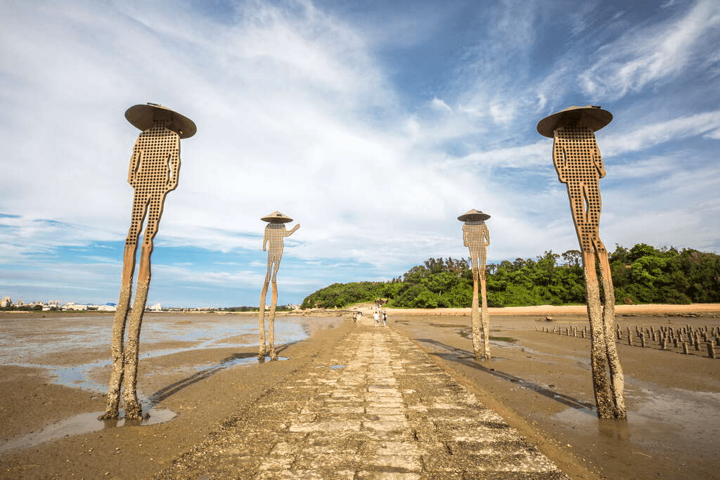 走向建功嶼的那段等待，海水緩緩退去，時間在浯江溪口留下柔軟的光影