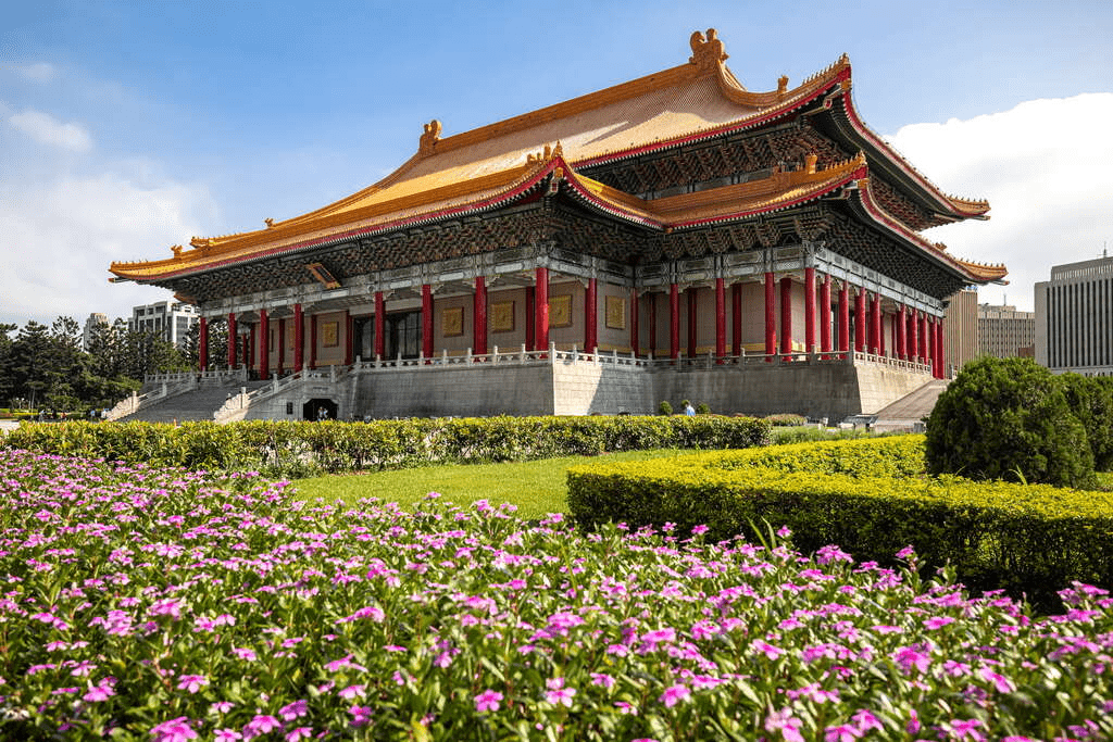 中正紀念堂的午後風景，櫻花盛開與儀隊演示之間，看見台北的文化層次