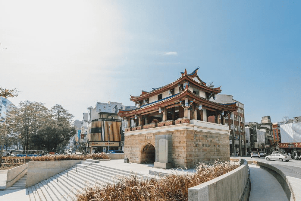 在圓環車流與花崗岩城門之間，新竹東門城迎曦門靜靜守望竹塹城的記憶