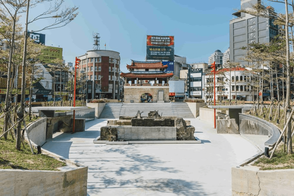 在圓環車流與花崗岩城門之間，新竹東門城迎曦門靜靜守望竹塹城的記憶