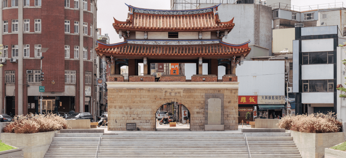 在圓環車流與花崗岩城門之間，新竹東門城迎曦門靜靜守望竹塹城的記憶