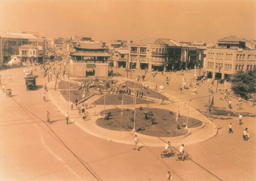 在圓環車流與花崗岩城門之間，新竹東門城迎曦門靜靜守望竹塹城的記憶