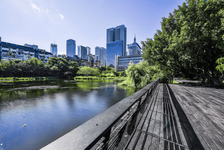 當紅磚牆面迎著午後光線，台北松山文創園區把工業記憶寫成城市的風景