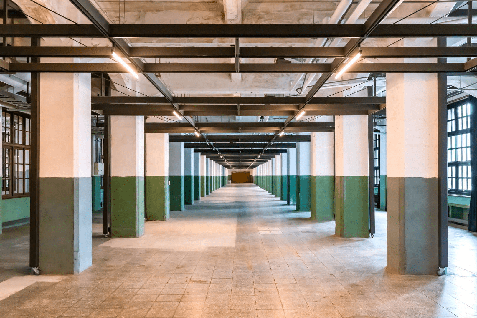 當紅磚牆面迎著午後光線，台北松山文創園區把工業記憶寫成城市的風景