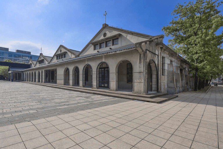 當紅磚牆面迎著午後光線,台北松山文創園區把工業記憶寫成城市的風景