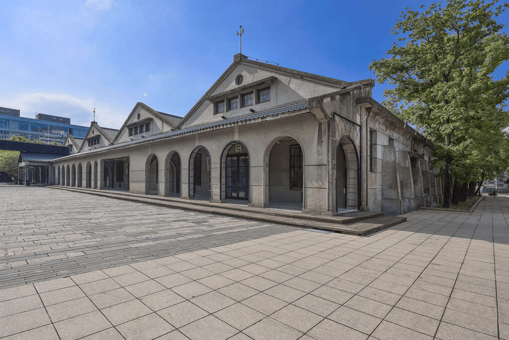 當紅磚牆面迎著午後光線,台北松山文創園區把工業記憶寫成城市的風景