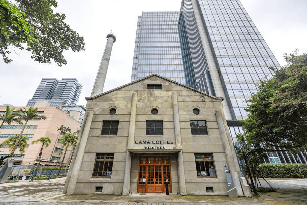 當紅磚牆面迎著午後光線,台北松山文創園區把工業記憶寫成城市的風景