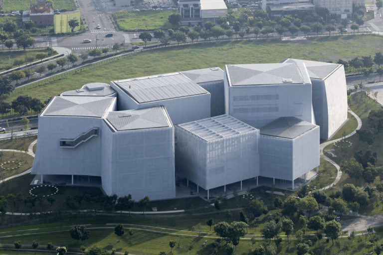 走進水湳中央公園的深處,台中綠美圖把光影與書頁編織成一座城市詩篇