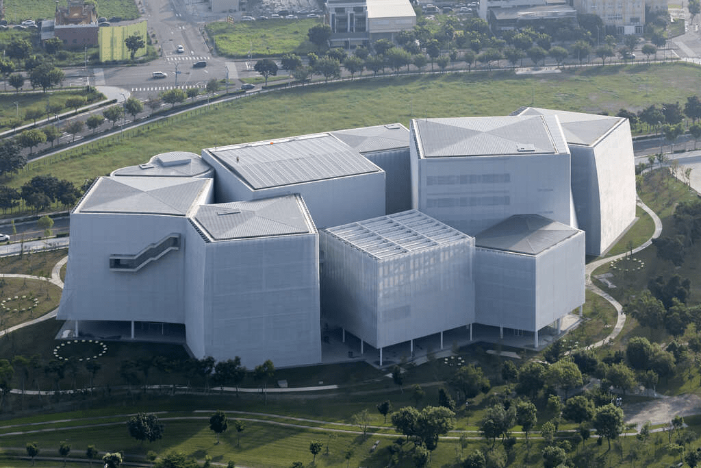 走進水湳中央公園的深處，台中綠美圖把光影與書頁編織成一座城市詩篇