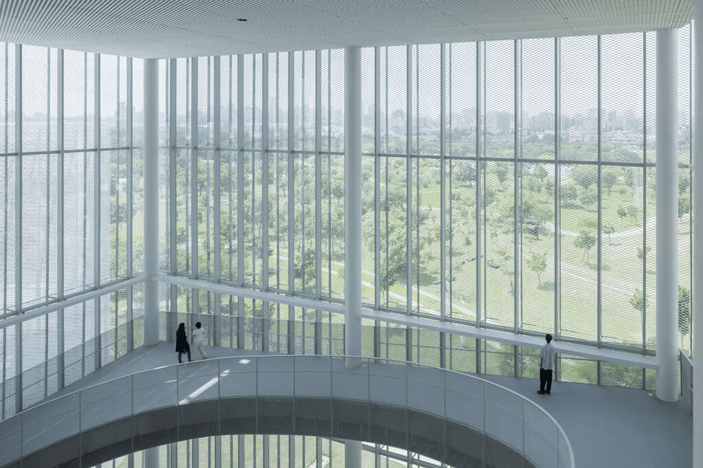 走進水湳中央公園的深處，台中綠美圖把光影與書頁編織成一座城市詩篇