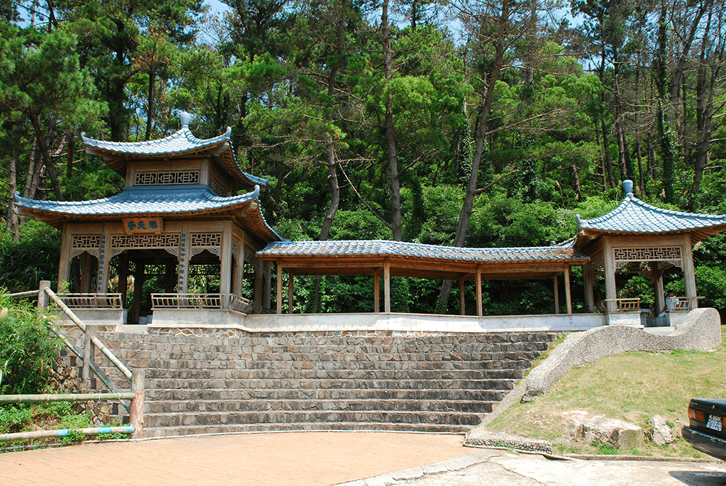 在南竿的山海交界處，走在勝天公園把夕陽與海風悄悄收藏進旅人的記憶