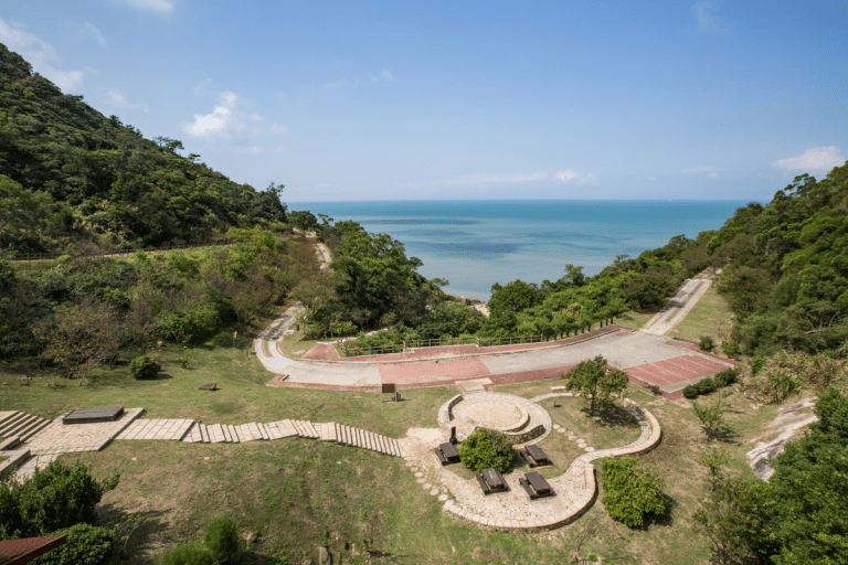 在南竿的山海交界處，走在勝天公園把夕陽與海風悄悄收藏進旅人的記憶