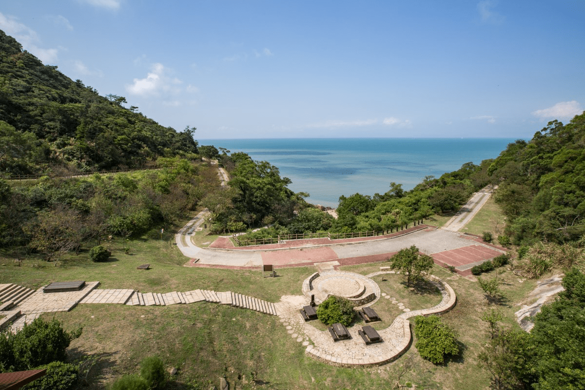 在南竿的山海交界處，走在勝天公園把夕陽與海風悄悄收藏進旅人的記憶