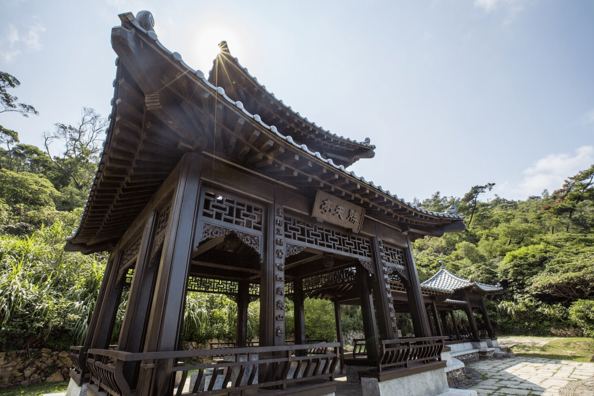 在南竿的山海交界處，走在勝天公園把夕陽與海風悄悄收藏進旅人的記憶