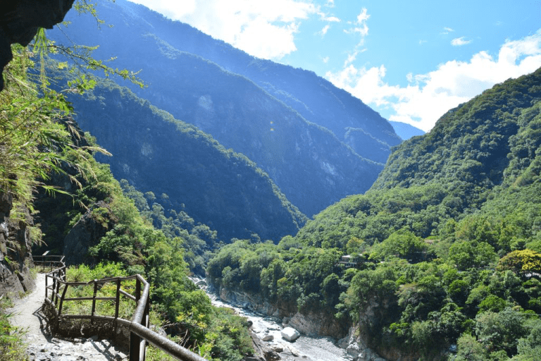 太魯閣綠水步道山谷旅行，沿著百年古道穿越森林峭壁，俯瞰立霧溪峽谷