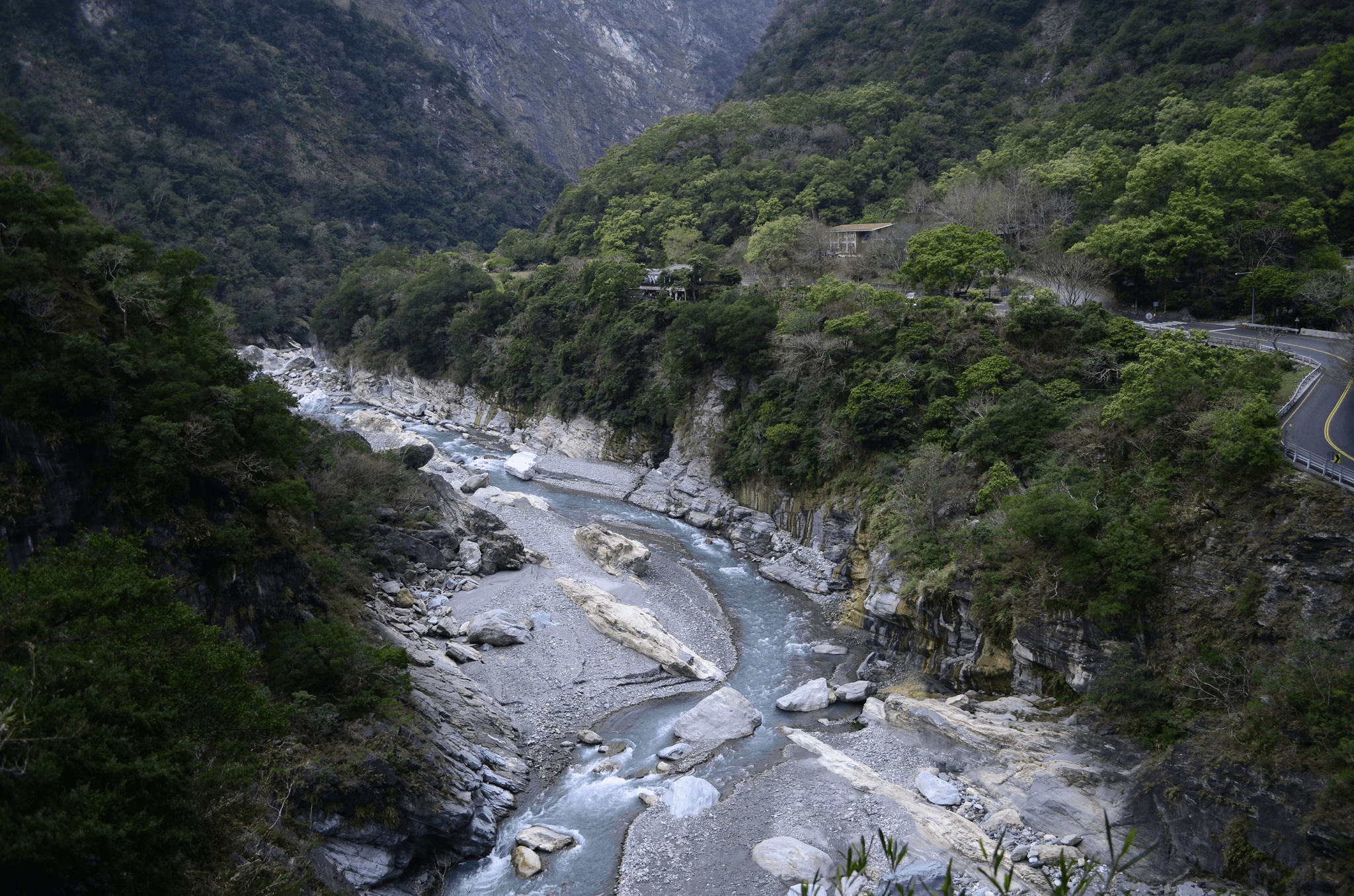 太魯閣綠水步道山谷旅行，沿著百年古道穿越森林峭壁，俯瞰立霧溪峽谷
