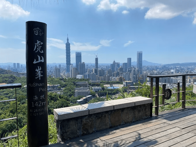 傍晚沿著台北親山步道上山，看飛機、雲影與城市燈光一起慢慢亮起