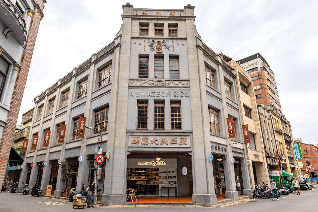 漫步台北大稻埕迪化街老街，在巴洛克建築中感受百年商業街的文化魅力