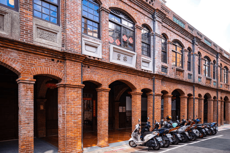 漫步台北大稻埕迪化街老街，在巴洛克建築中感受百年商業街的文化魅力