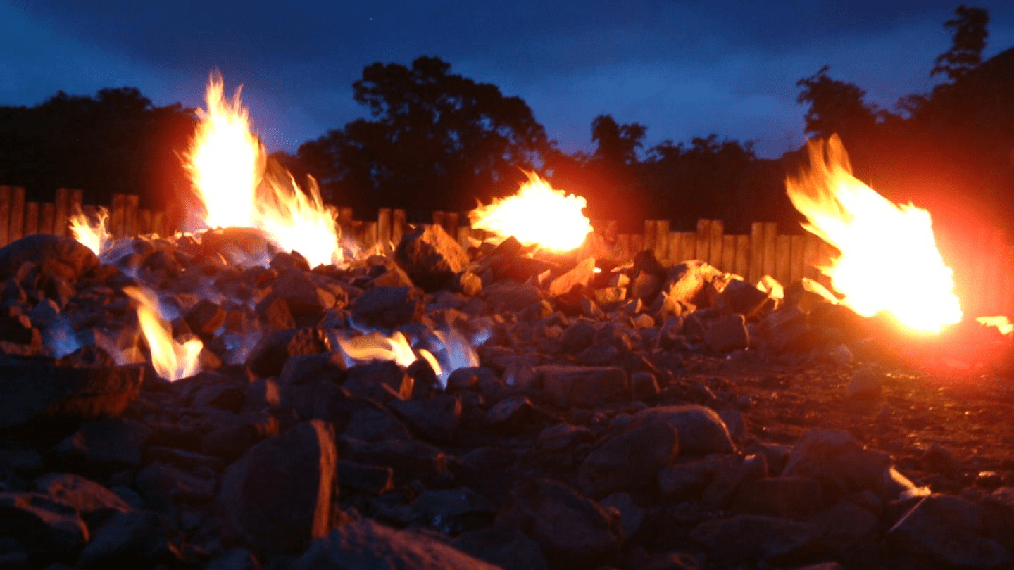 在國境之南的夜晚散步，走進恆春出火特別景觀區，看大地呼吸般的火焰