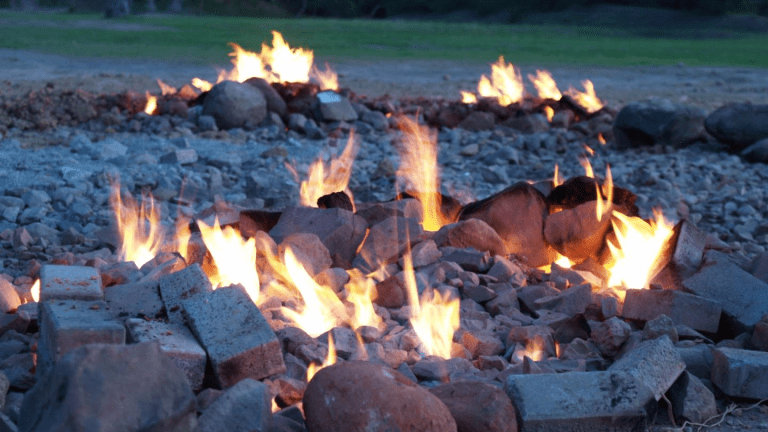在國境之南的夜晚散步，走進恆春出火特別景觀區，看大地呼吸般的火焰