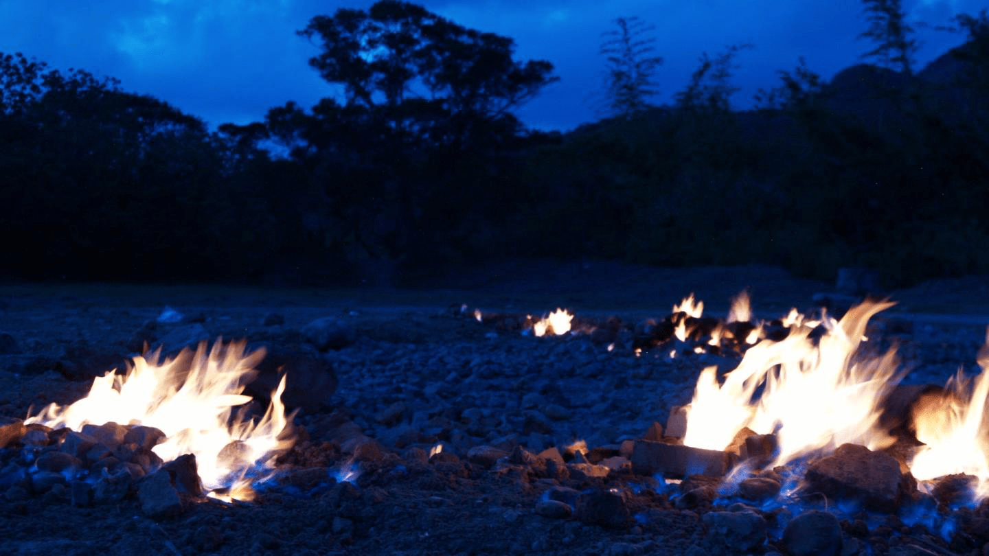 在國境之南的夜晚散步，走進恆春出火特別景觀區，看大地呼吸般的火焰