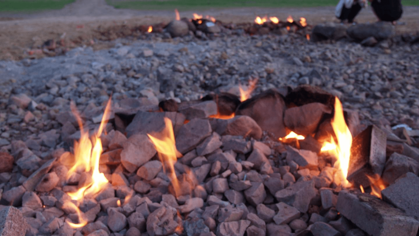 在國境之南的夜晚散步，走進恆春出火特別景觀區，看大地呼吸般的火焰