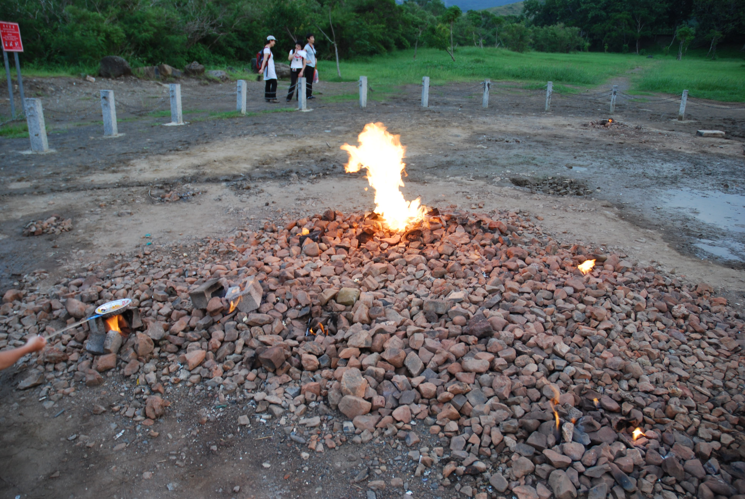 在國境之南的夜晚散步，走進恆春出火特別景觀區，看大地呼吸般的火焰
