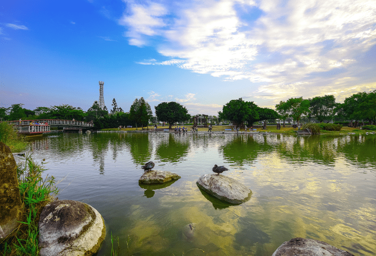 在溪州公園草地上坐一會兒，看湖水與微風交織出彰化最悠閒的公園風景