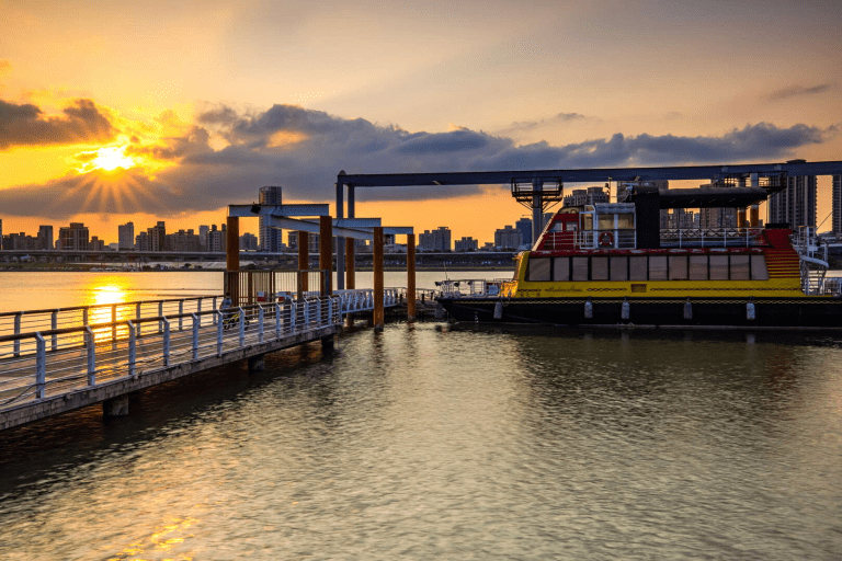 當風輕輕吹過大稻埕的街角,那些關於記憶的片段,也隨著時間慢慢浮現