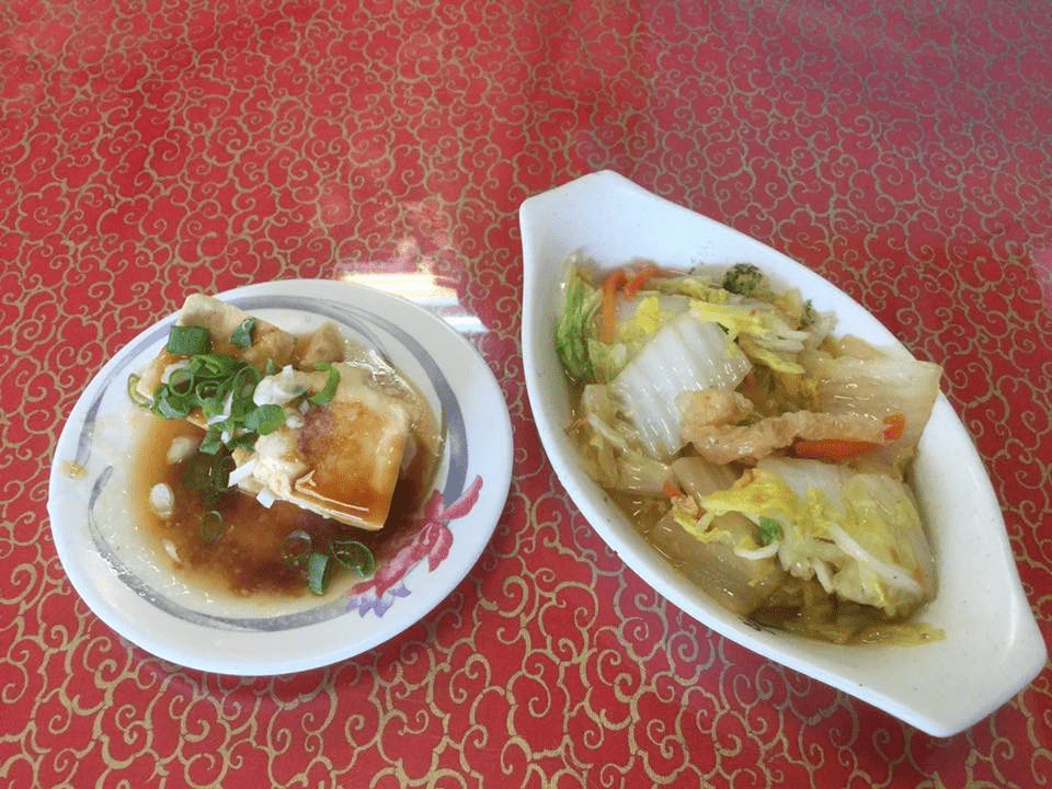 搭配一顆半熟荷包蛋，蛋液流入飯中，風味更上一層樓。