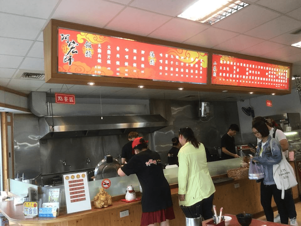 店內用餐環境乾淨明亮，是用餐的好去處。