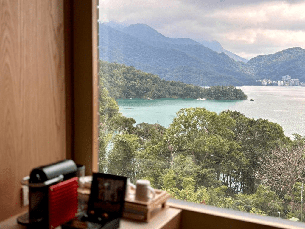 從晨霧到星光，住進日月潭湖畔的那一晚，讓住宿成為旅程最安靜的風景
