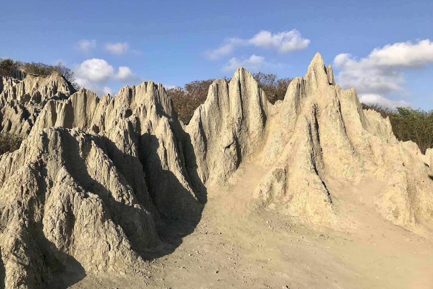 【2026高雄景點】彌陀漯底山自然公園：全台最親海惡地！漫步軍事碉堡與絕美夕陽步道