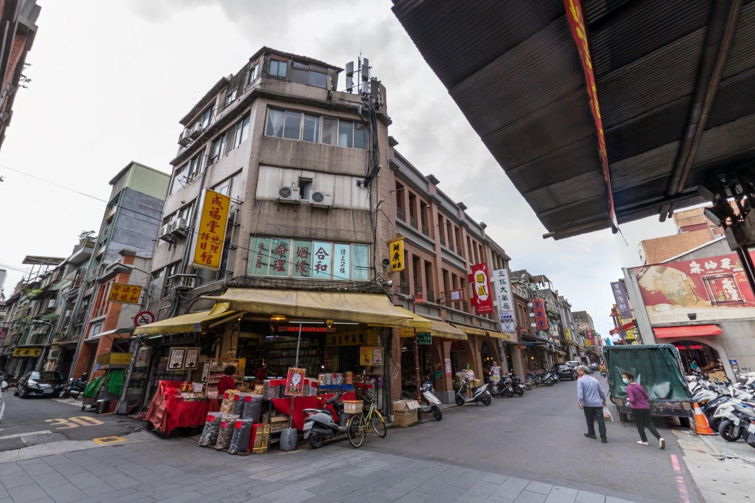 2026台北大稻埕迪化街旅遊攻略！嚴選必買伴手禮清單：百年鳳梨酥、冠軍乾貨與文創美食全收錄