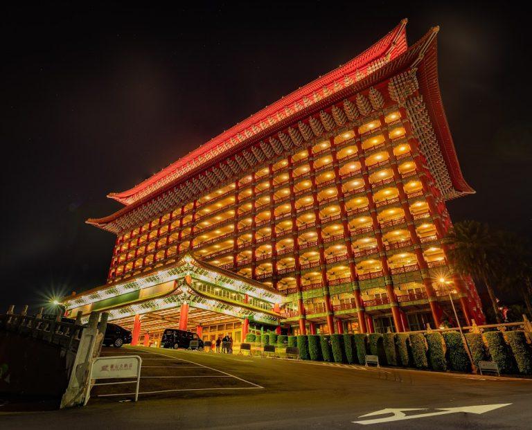 台北圓山大飯店:穿越時光的紅色宮殿,揭開地下密道與國宴美食的傳奇面紗