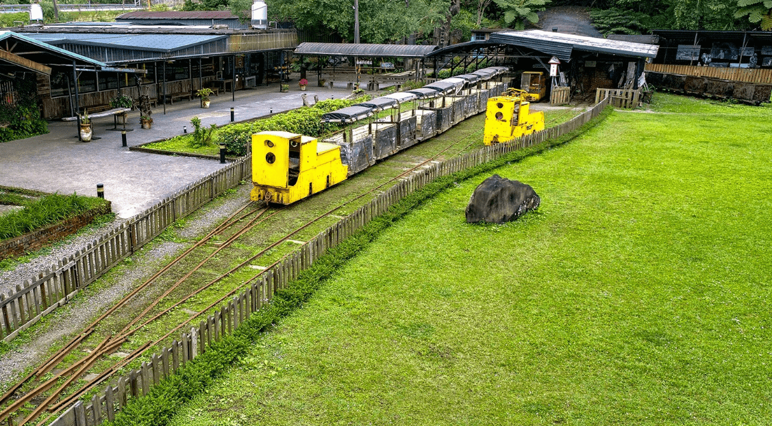 走進平溪黑金時光隧道！搭乘「獨眼小僧」小火車，探索 2026 新平溪煤礦博物園區的工業美學