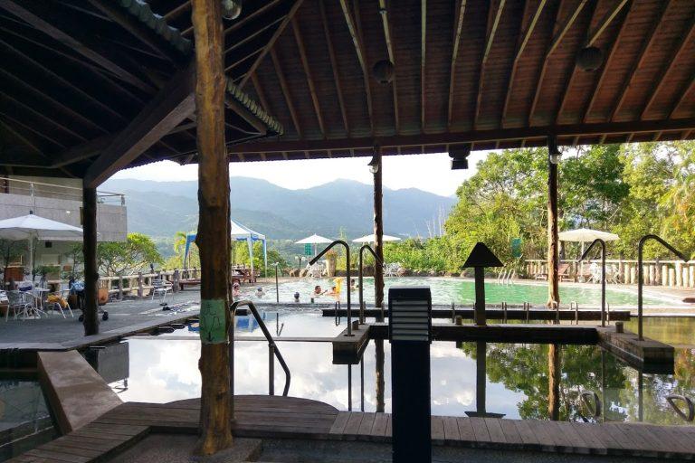 2026高雄六龜療癒首選｜天闊SPA溫泉會館「山居Villa」一泊二食，限時平日3,400元躲進森林深呼吸