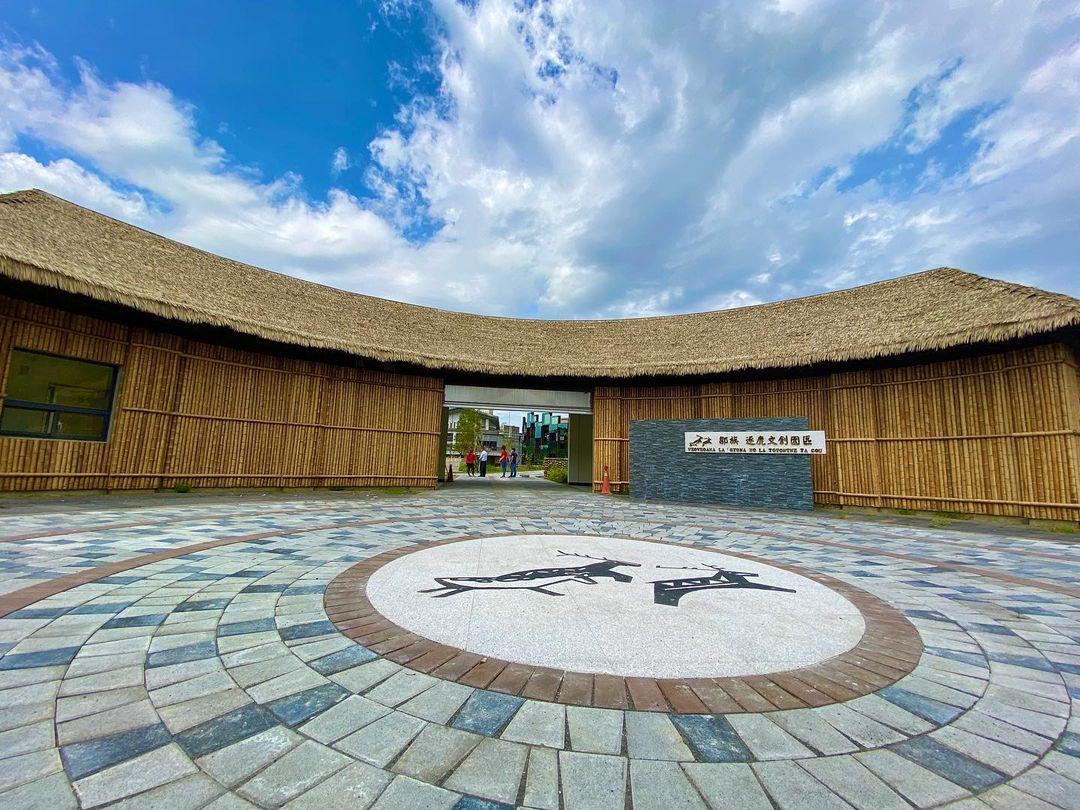 2026嘉義深度遊｜鄒族逐鹿文創園區：阿里山腳下的部落盛宴，餵小鹿、看歌舞、體驗獵人文化