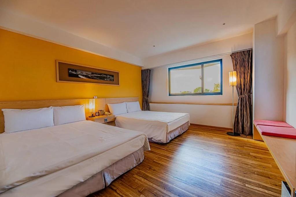 2026淡水最強CP值！「島宇居酒店」四人房2480元含早餐，步行捷運站、絕美夕陽一次擁有