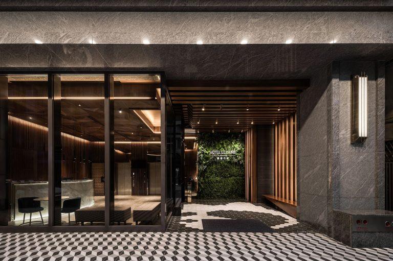 2026 高雄平價住宿首選|高雄行旅 HOTEL LEISURE:平日 1,380 元起享木質美學與 AI 智能服務,近捷運、六合夜市極致 CP 值之選