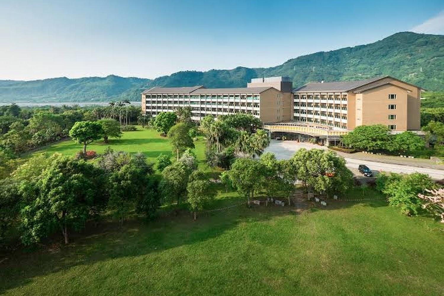 2026台東旅遊必住！鹿鳴溫泉酒店限時推出 3999 元升等四人房，盡享紅葉名湯與五星級縱谷度假體驗