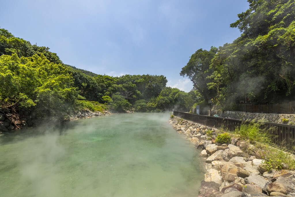 走進北投溫泉的午後山城，在硫磺氣息裡泡一晚安靜的白磺湯