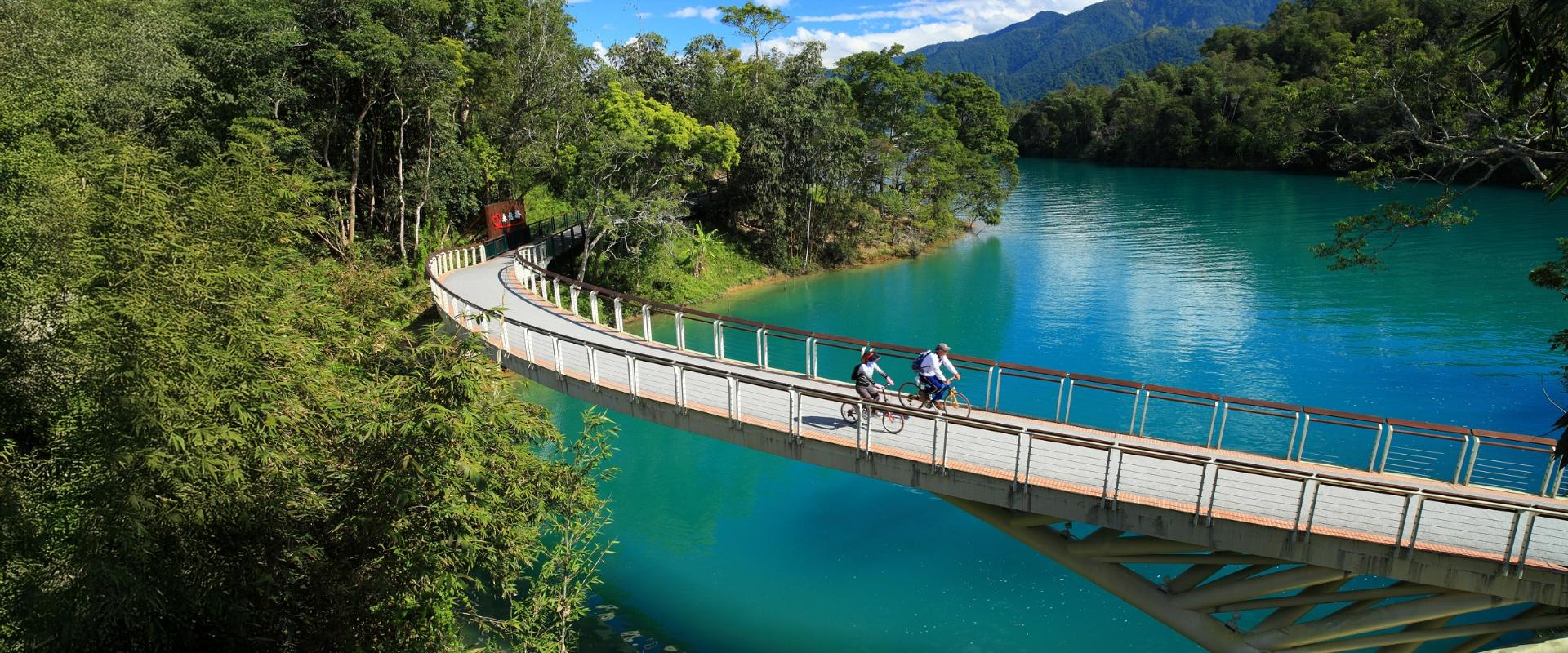 迎著微風走進南投日月潭旅遊，讓湖面晨霧替你打開一天