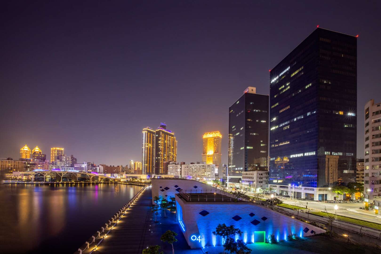 鯨魚堤岸的夜景燈光層次分明，是愛河灣夜間散步的最佳地點