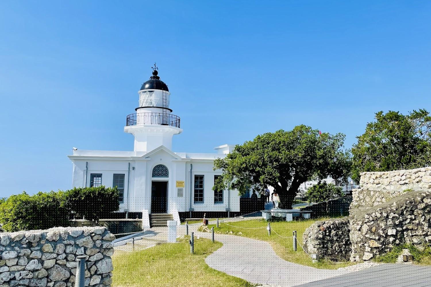 2026 高雄燈塔全攻略：百年純白地標轉型浪漫咖啡館，俯瞰港都絕美夕陽與夜景