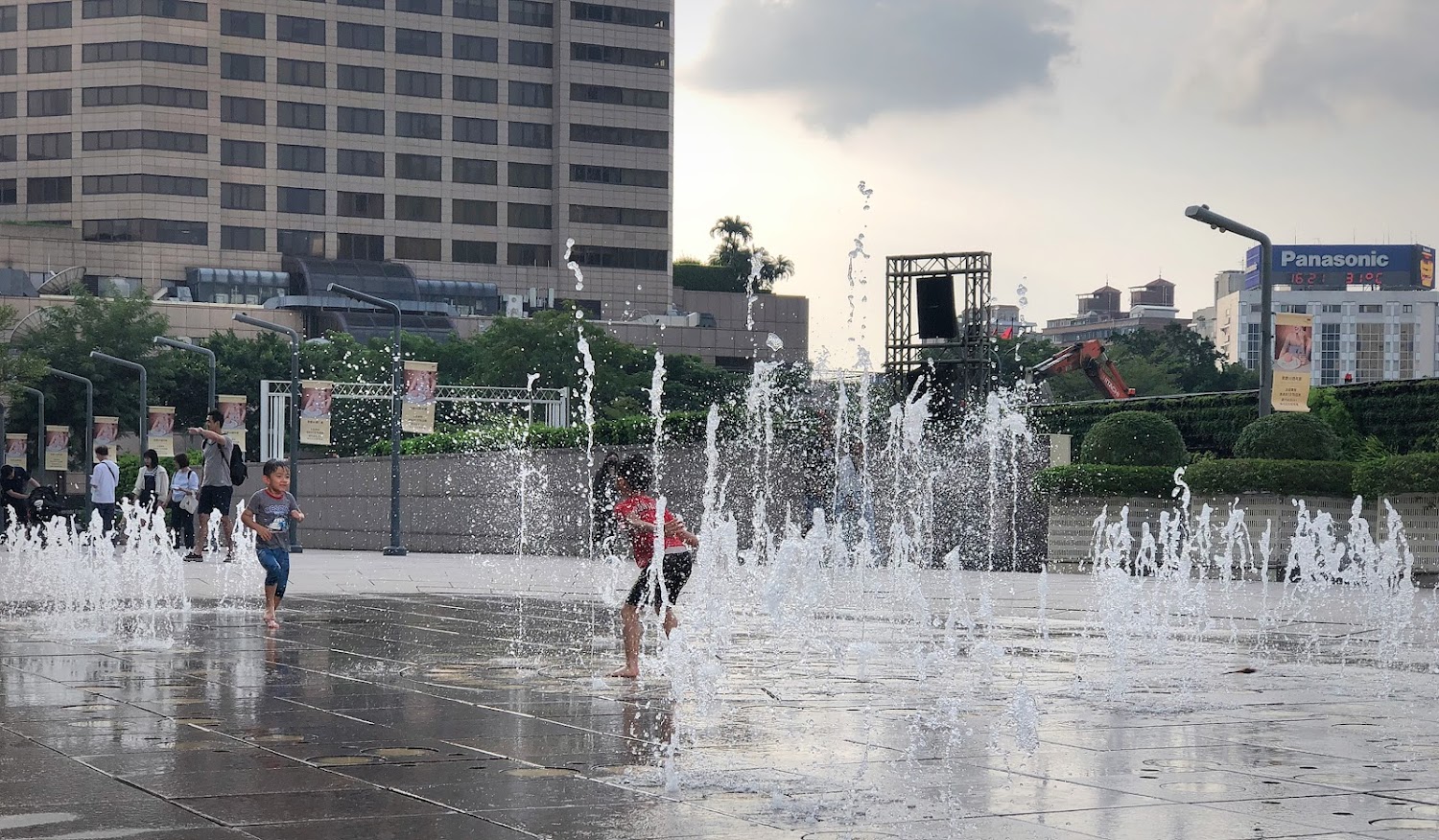 2026 全台水舞地標巡禮：從台北 101 到鹿港溪，感受科技與藝術交織的夜間視聽饗宴