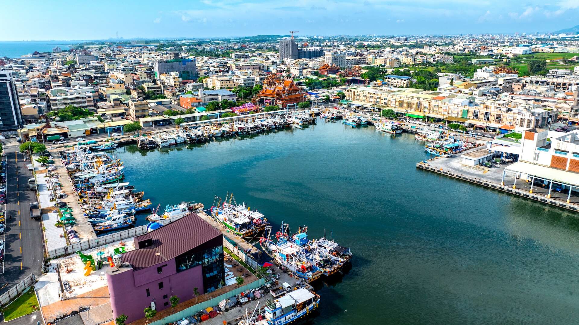 沿著高雄蚵仔寮漁港散步，在梓官海岸的暮色裡嚐一口現撈海鮮
